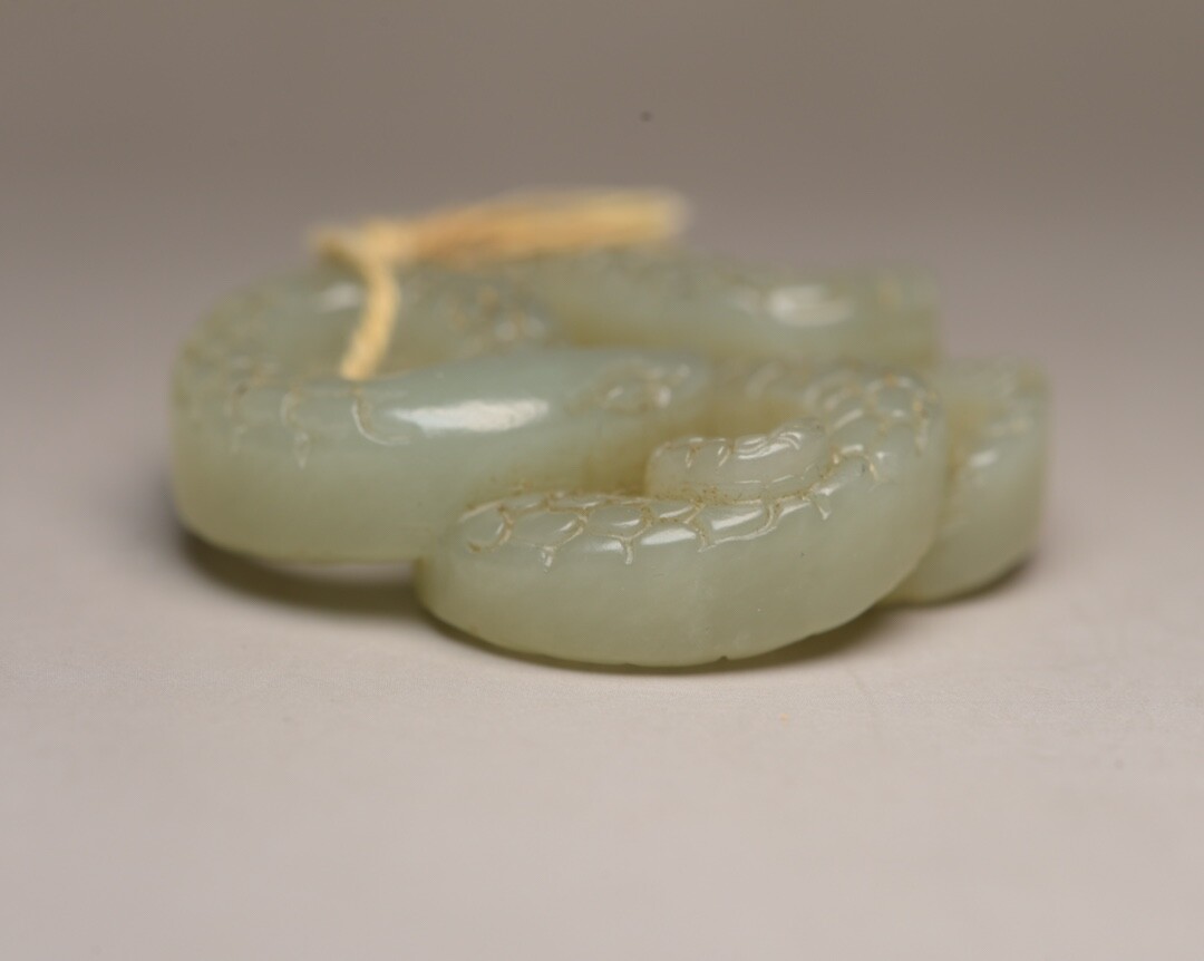 中国　玉石翡翠彫刻　蛇仙人　達磨像　置物　唐木台付　M　3808 Chinese Natural Hetian Jade Carved Exquisite Snake Statue