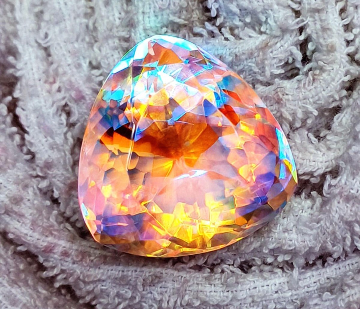 Topaze Mystique Arc-En-Ciel Naturelle 19,80 Ct - Coupe Concave En Poire, Brillante