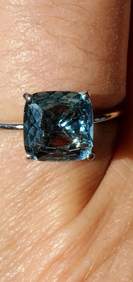 Anillo solitario de circón azul corte princesa 10kt oro blanco macizo Foto 2 de 4