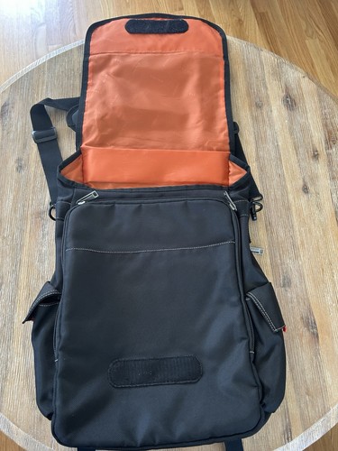 Everki Urbanite Laptop Pionowa torba komunikacyjna EK 5620 Czarna - Zdjęcie 2 z 8