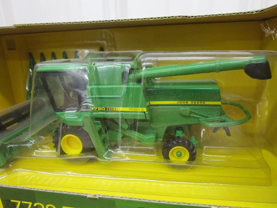 John Deere 7720 Titan II combine 2 heads ERTL 1/64 box diecast farm toy B10Z - Image 4 of 4