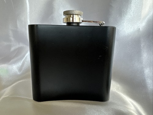 Fiaschette in acciaio inox da 5 oz con ossa incrociate teschio nero in rilievo - Foto 2 di 6