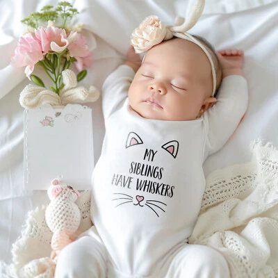EVER SO PERSONAL Meine Geschwister haben Schnurrhaare Schlafanzug, lustiger Tierliebhaber Baby Body, Lätzchen, süß
