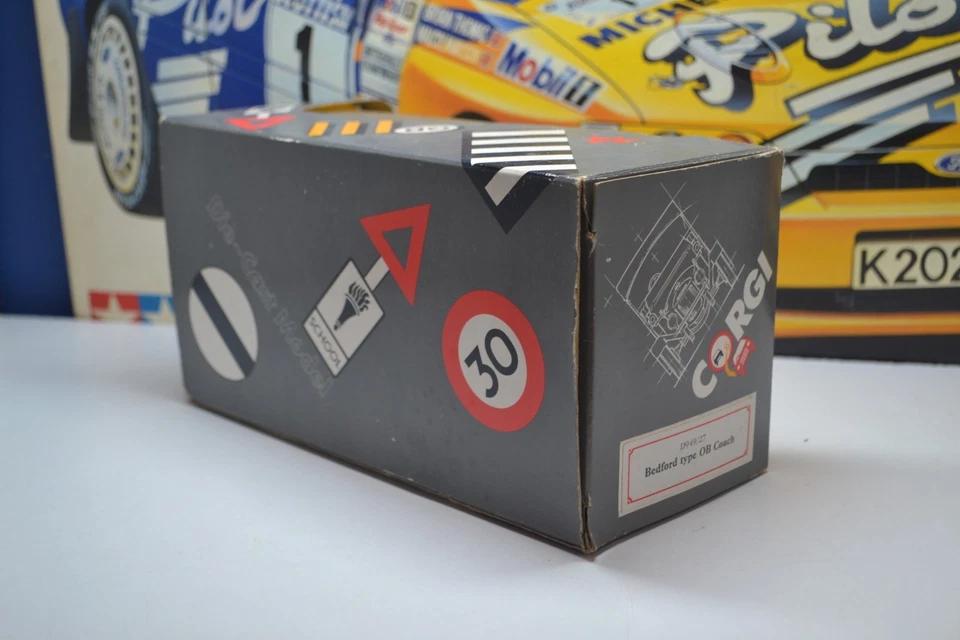 CORGI - BEDFORD OB COACH - BRITISH RAILWAYS  - 1/50 SCALE MODEL BUS - D949/27 - Image 2 of 4