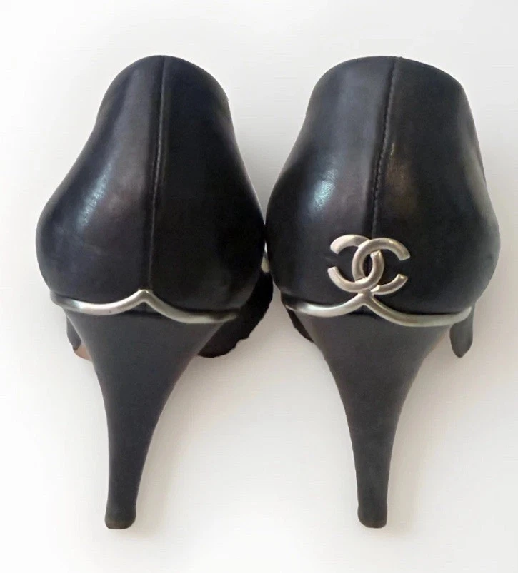 Sapatos Chanel Vintage, 7/37, 4” Stiletto, Bombas Pretas, Logotipo Prata CC, Itália - Imagem 2 de 4