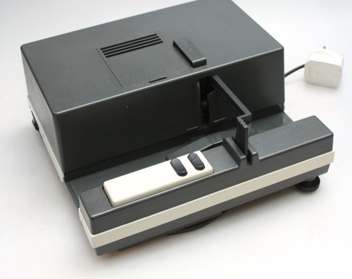 Leica PRADOVIT R150 Slide Projector W/ 2 slide magazines & wired in remote co... - Picture 5 of 8