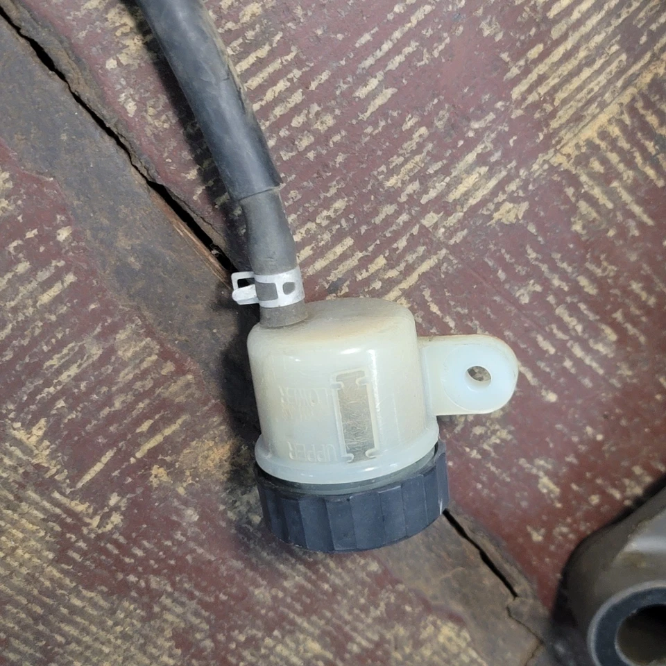 YAMAHA FJR1300 2003 2004 2005 PINZA DE FRENO TRASERO sistema de línea de cilindro maestro Foto 3 de 4