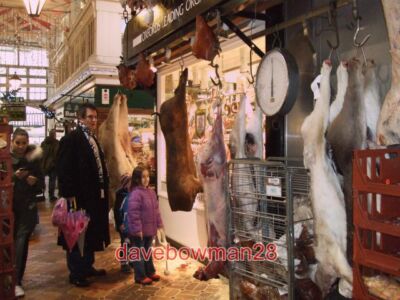 FOTO WILD BEDECKTER MARKT OXFORD DIESES KLEINE MÄDCHEN UND IHR BRUDER WAREN BEWUNDERER