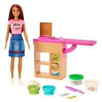 Barbie GHK44 - Pasta-Spielset Und Puppe (BrüNett) Und Arbeitsbereich, Mit Zubehö
