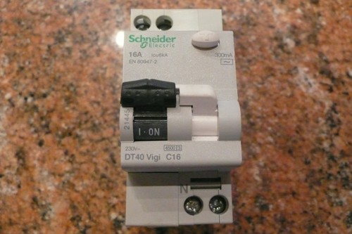 Disjoncteur Schneider Electric DT40 C16, 16A, Vigi 300mA, Réf 21445, Occasion