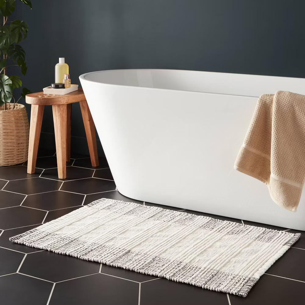 24x36 Oversized Modern Chenille Bath Rug BlackWhite - Threshold 2490₽