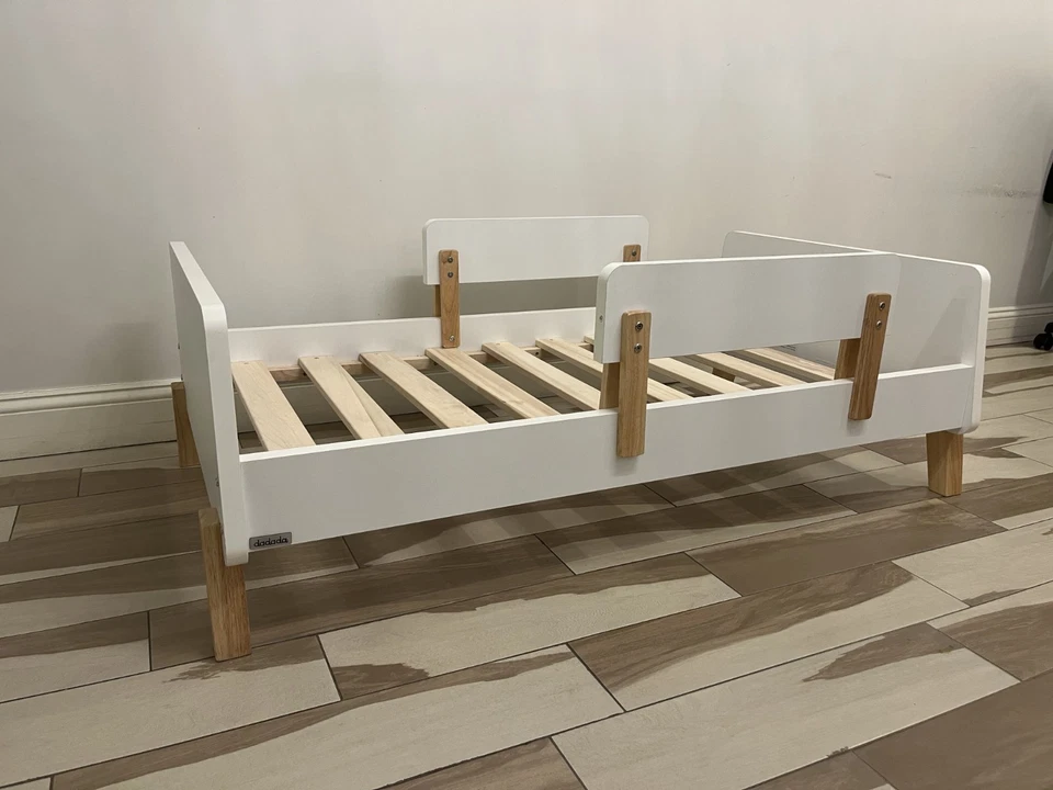 Marco de cama y colchón Dadada para bebé pequeño en excelente estado. Blanco/Natural Foto 2 de 4