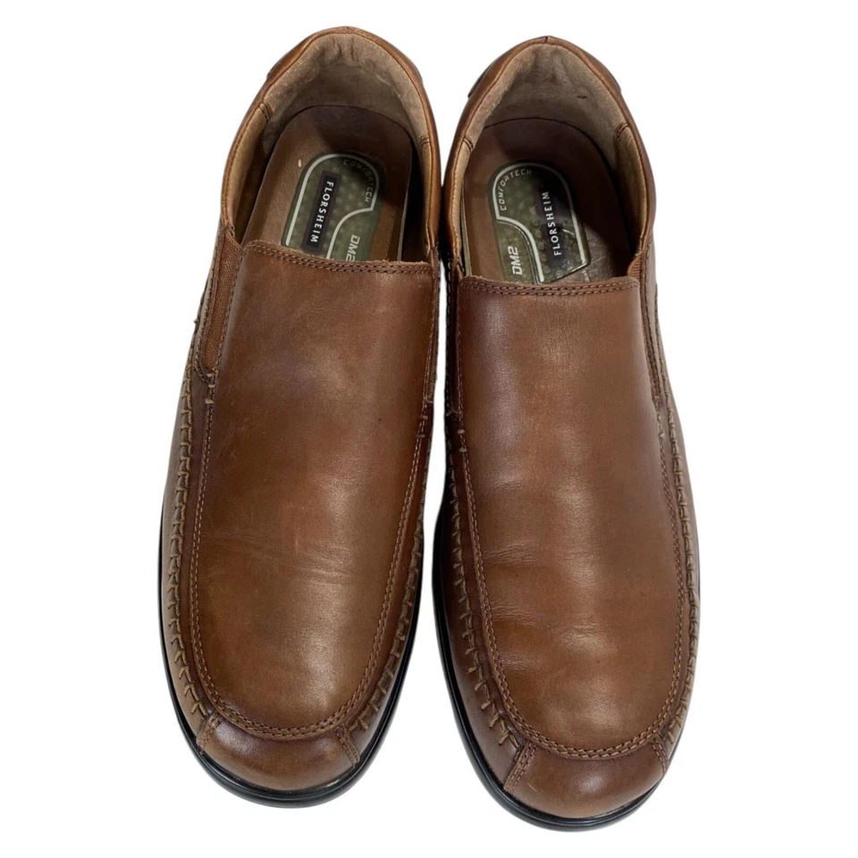 Florsheim Terrain 12 码宽皮革一脚蹬舒适鞋鞭子干邑 — 第 2/4 张图片