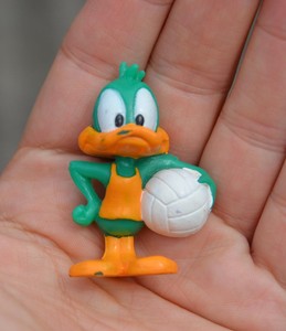 Vintage-1997-TINY-TOONS-PLUCKY-DUCK-with-Sport-Volleyball-Tiny-PVC-Figure-Warner
