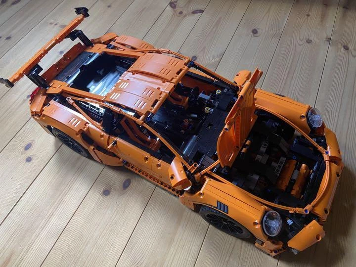 You will spend hours playing with this Lego Porsche 911 GT3 RS