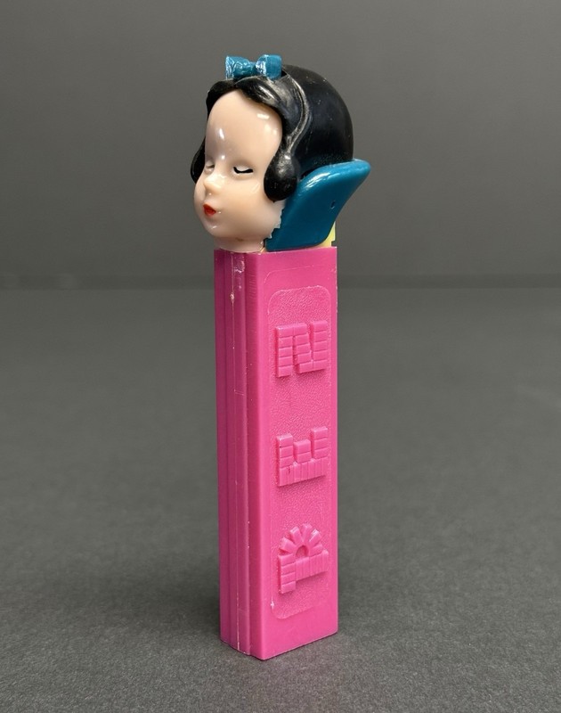 VINTAGE Pez SNOW WHITE No Feet Austria 3.4 Turquoise Collar/Bow w/Pin RARE