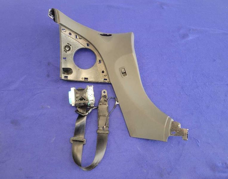 2014 Audi R8 V10 Plus Coupe Driver Left Seat Belt Retractor Cover 2136