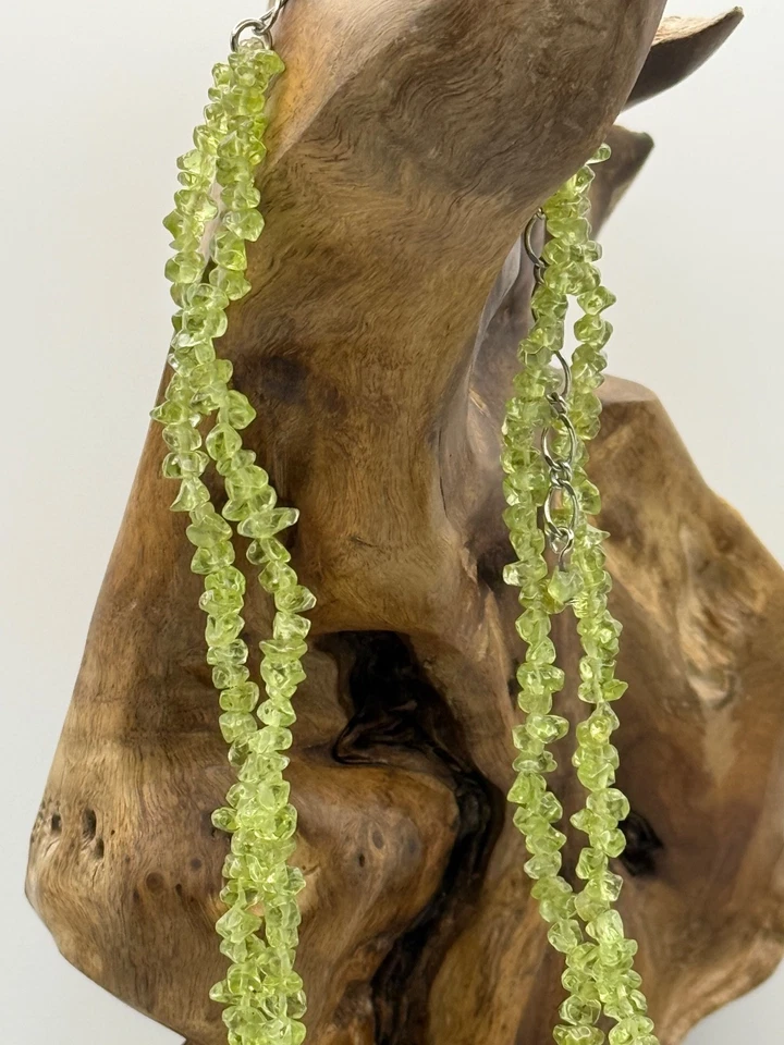 Collar de doble hebra con cuentas de astillas verdes peridoto, cadena tono plata, boho Foto 4 de 4