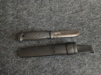 Morakniv Garberg Messer Carbon mit Polymerscheide und Gürtelschlaufe