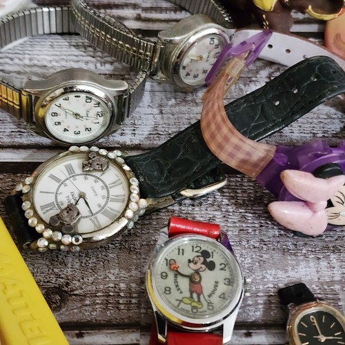 Grande lotto vintage cassetto spazzatura orologi Disney gioielli medaglie chiavi giocattoli spille spilla - Foto 3 di 9