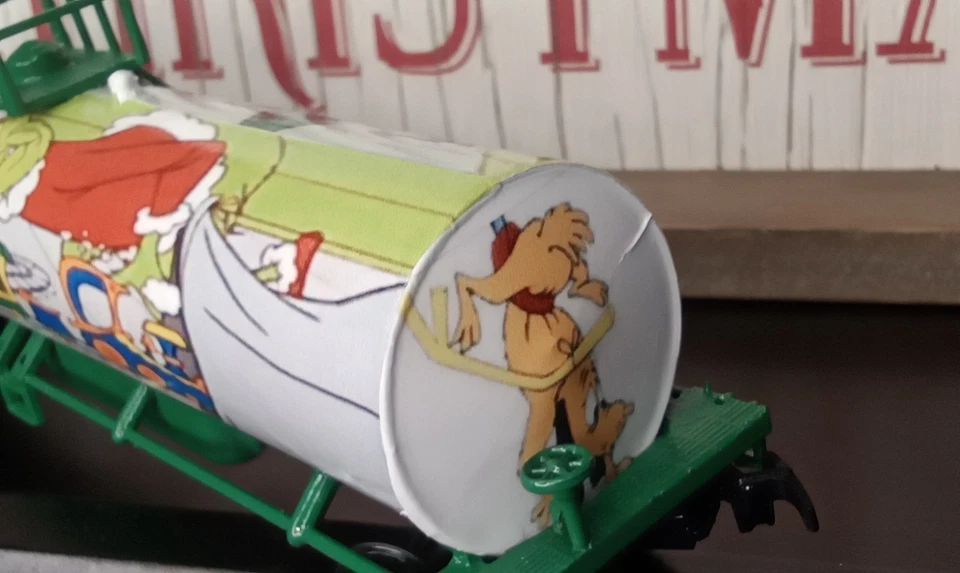 HO scale Dr. Seuss How the GRINCH stole Christmas HO scale train tanker mehano - Image 4 of 4