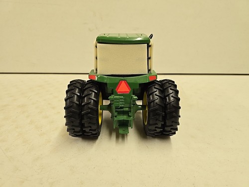 Ertl 1/16 Scale John Deere 8400 Tractor W/ Duals 1994 8000Series Special Edition - Picture 8 of 21