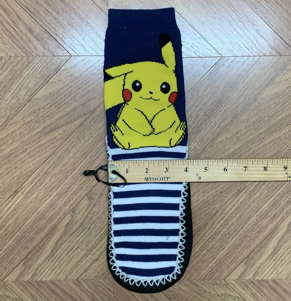 Calcetines Zapatilla Pokémon Personaje Pikachu Rayas Nuevos Sin Etiquetas Talla 7.5-10 Azul y Blanco Foto 4 de 4