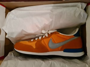 nike internationalist orange