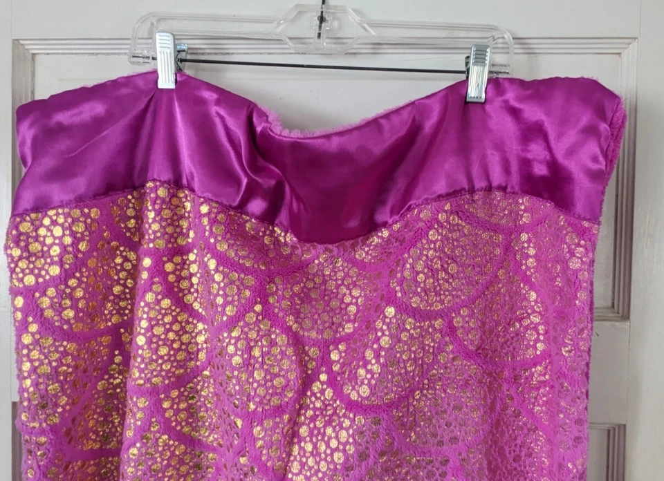 NEW Snuggie Tails Mermaid Blanket Pink with gold print and Satiny Trim - Image 4 of 4