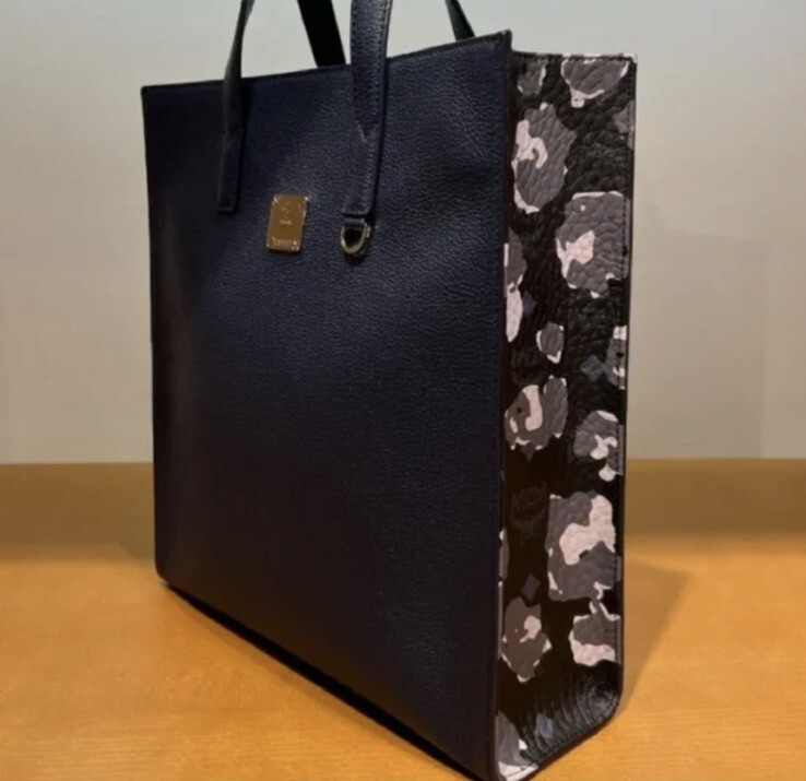MCM★素敵!Navy Crossbody Camo ToTe Bag $750 MCM Navy Leather Messenger Tote Bag with Camo Print