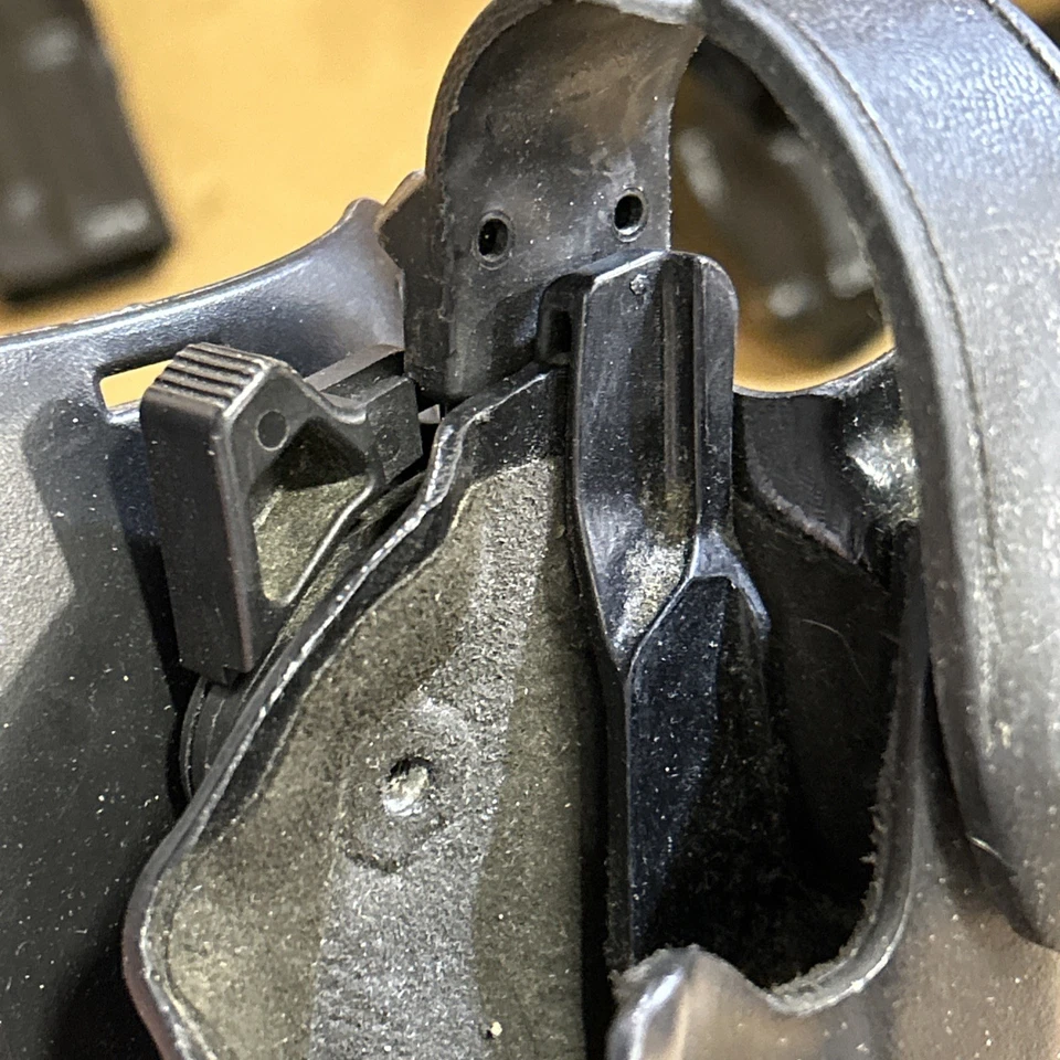 Safariland 6360-774 ALS SLS Sig P226 P226R Level-4 P220 Holster RH - Image 4 of 4