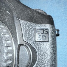 Canon EOS 5D Digital SLR Camera Body Black Built-in Flash USB