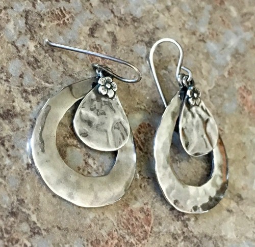 Silpada W2074 Hammered Sterling Silver Teardrop Flower Dangle Drop Earrings RARE - Picture 4 of 12