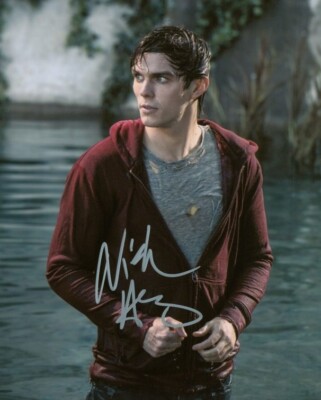 Nicolas Hoult autographed Original 8x10 Photo LOA TTM