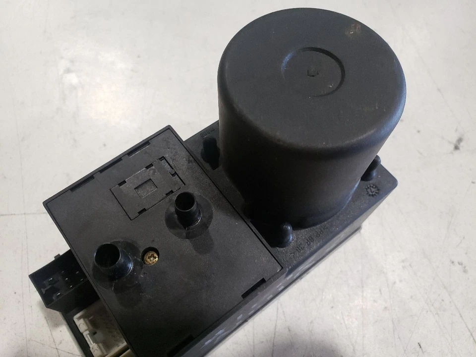 Bomba de cierre centralizado - Audi A4 1998 sedán - OEM 8L0862257 Foto 3 de 4