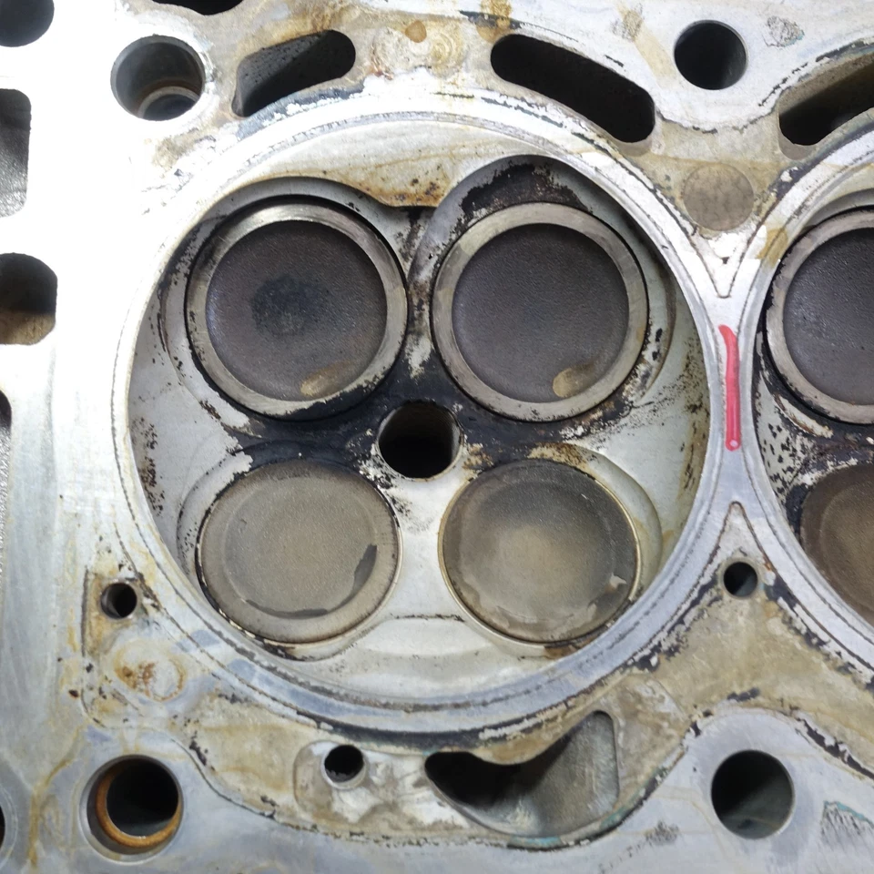 Culata de motor BMW N52 N52N 3,0 L 6 cilindros dañada con válvulas 2006-2013 OEM Foto 3 de 4