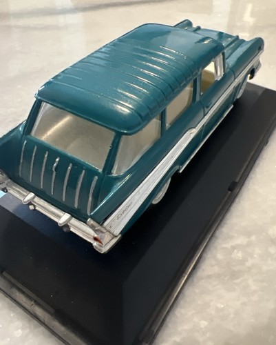 Road Legends 1957 Chevrolet Nomad in 1/18 scale in Turquoise - Picture 5 of 8