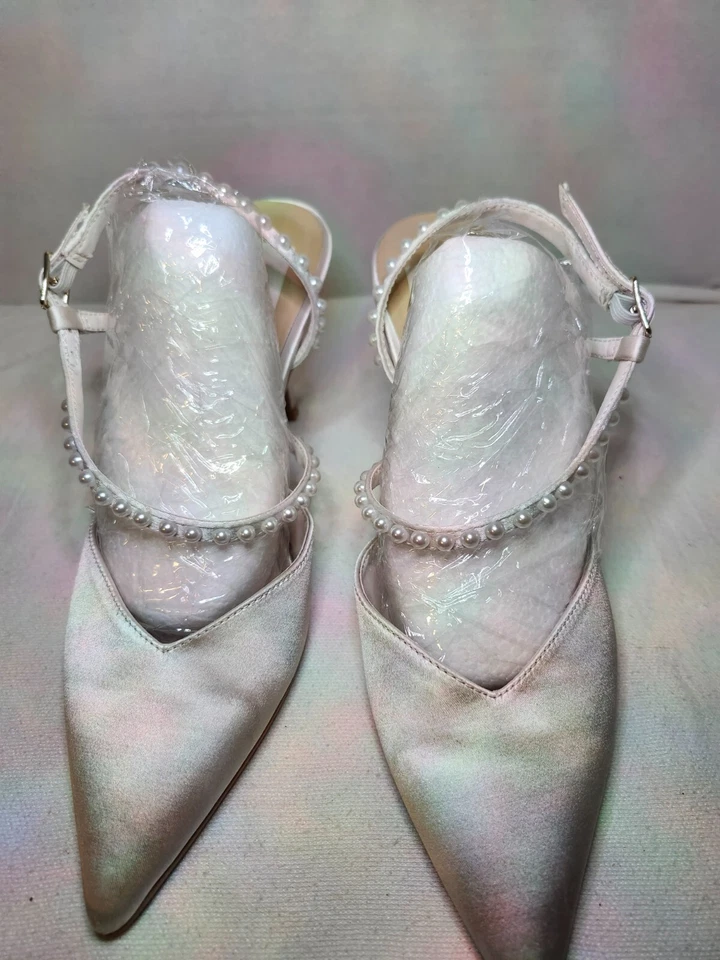 HERMOSOS ZAPATOS DE BODA BLANCOS SATINADOS Y PERLAS 7-8 DE DOLCE VITA Foto 4 de 4