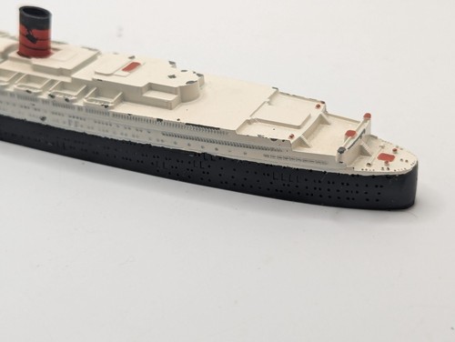 2 Triang Die Cast Ocean Liners RMS Queen Elizabeth M702 & RMS Queen Mary M703 - Picture 10 of 17