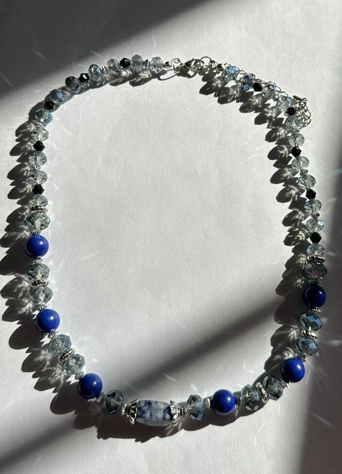 Collar plateado sobre latón con cuentas azules de sodalita y cristal multifacético Foto 3 de 4