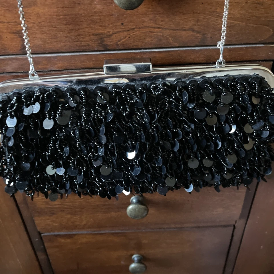 Bolsa de noite BCBG MAXAZRIA com miçangas clutch/ombro com lantejoulas - Tamanho médio - Imagem 2 de 4