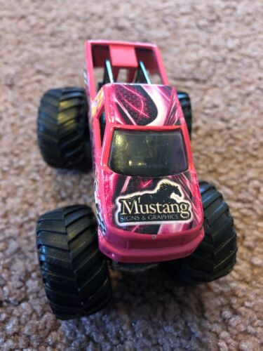 Hot Wheels Monster Jam Truck 1/64 Rare Diecast Metal Heart Breaker - Picture 2 of 8