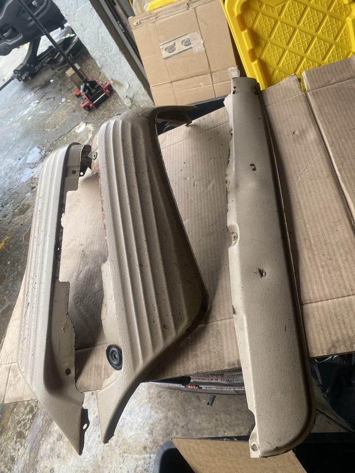 JUEGO CENEFA INFERIOR PARACHOQUES TRASERO MERCEDES BENZ R107 560SL 380SL 450SL ORIGINAL Foto 3 de 4