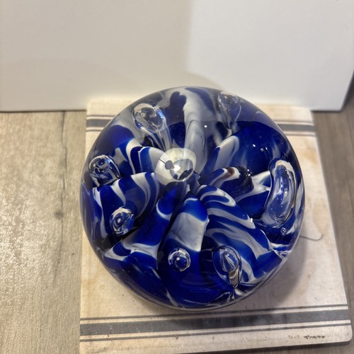 Vintage 1972 Maude and Bob St. Claire Art Glass Paperweight Blue/white Flowers - Picture 10 of 10