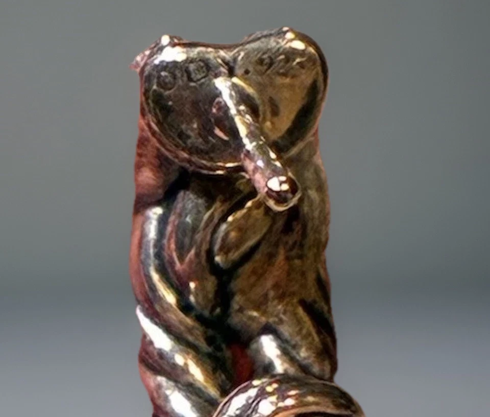 Pendientes tipo argolla David Yurman Laberinto Oro 14k y Esterlina Huggie -1 reverso original Foto 2 de 4