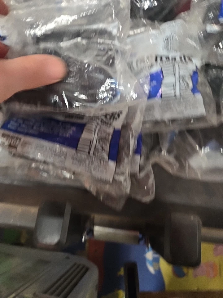 Sujetadores de obturador Builders Edge negros Easy-Lok (paquete de 12) Foto 4 de 4