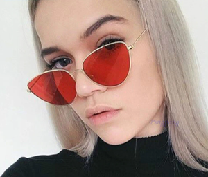 mujer con lentes de sol