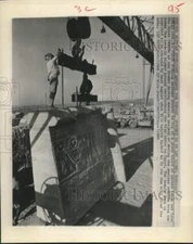 1965 Press Photo Workman move Great Temple of Abu Simbel stone at Aswan Dam
