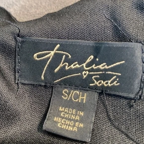 VETEMENTS Abito donna Thalia Sodi piccolo nero bianco e blu. Scollo Impero.