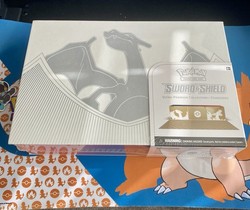 Pokémon TCG: Sword & Shield Ultra-Premium Collection – Charizard